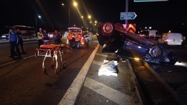 İstanbul'da otomobil minibüse çarparak kaza yaptı, sürücü hayatını kaybetti