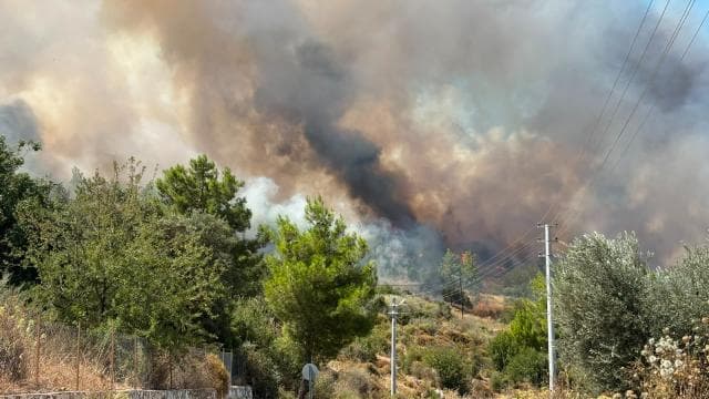 Kumluca'daki orman yangınına müdahale ediliyor