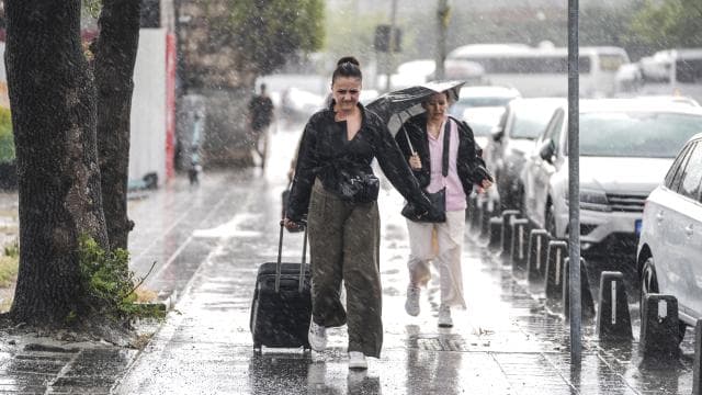 İstanbul'da sağanak yağış ulaşımı olumsuz etkiledi