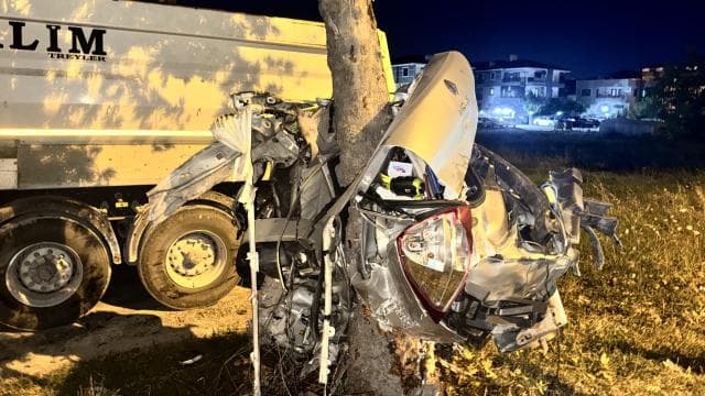 Sakarya'da otomobil ağaca çarparak ikiye ayrıldı