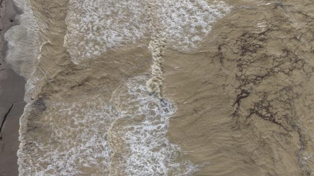 Karadeniz'in rengi sağanak sonrası kahverengiye döndü