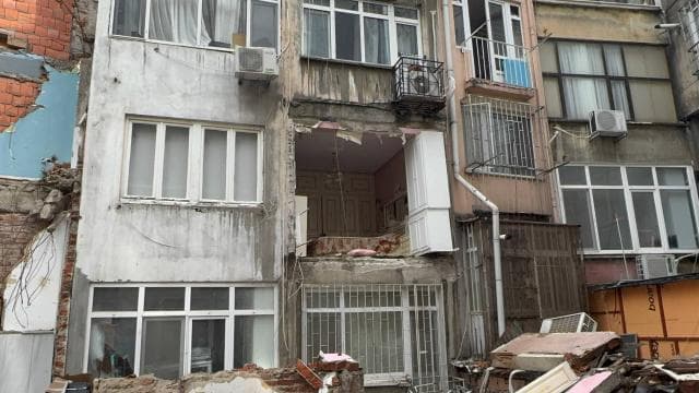 İstanbul Şişli'de bir binanın duvarı yıkıldı