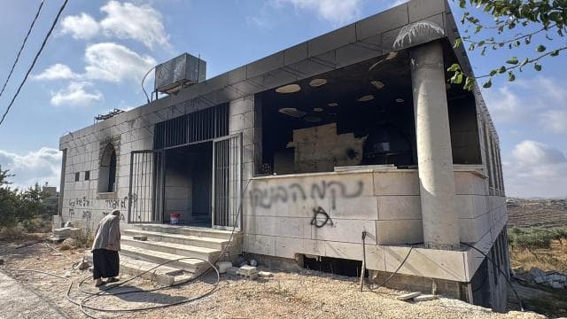 Hamas, Batı Şeria'daki cami yangınlarını faşist suç olarak tanımladı