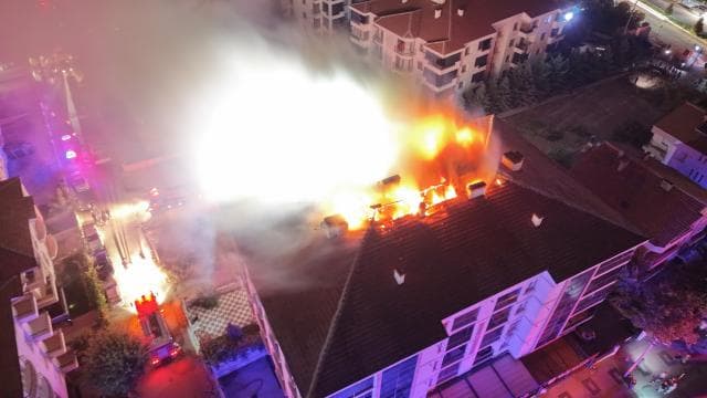 Aksaray'da 4 katlı binada yangın: Alevler çatıya sıçradı
