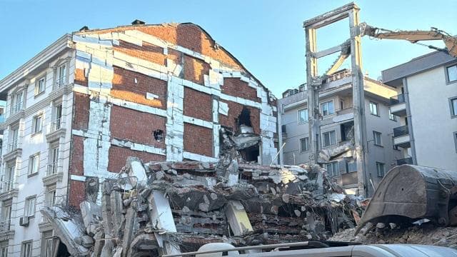 Yıkılan binadan düşen beton parçaları 2 binaya zarar verdi