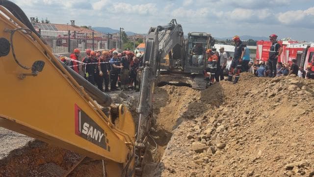 Tuzla'da inşaat alanında toprak kayması yaşandı