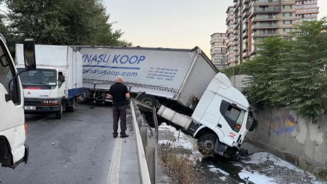 Halı yüklü tır Esenler'de dereye devrildi
