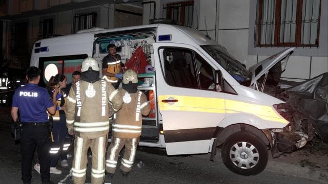 Ambulans kazasında 3 sağlık çalışanı yaralandı