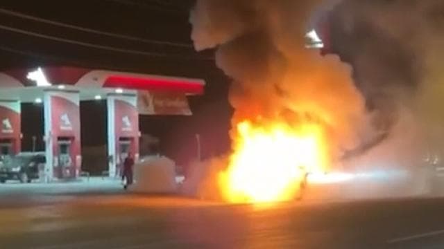 Yüksekova'da akaryakıt istasyonunda otomobil alev aldı