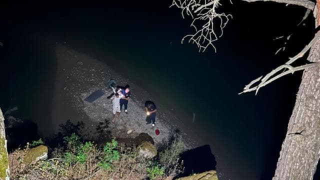 Kozan'da balık tutmaya giden 2 kişi nehirde mahsur kaldı