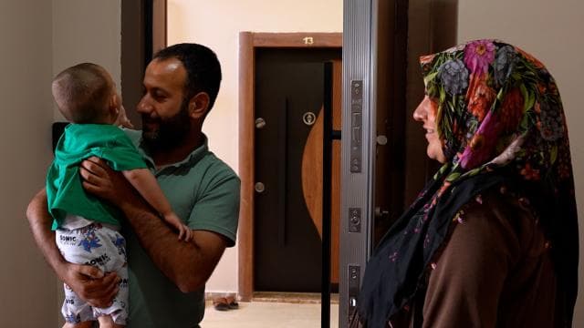 Bakan Kurum, Başar çiftinin sosyal konutlarına yerleşimini paylaştı