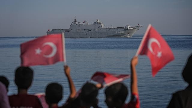Türk donanması Yalova'da gösteri yaptı