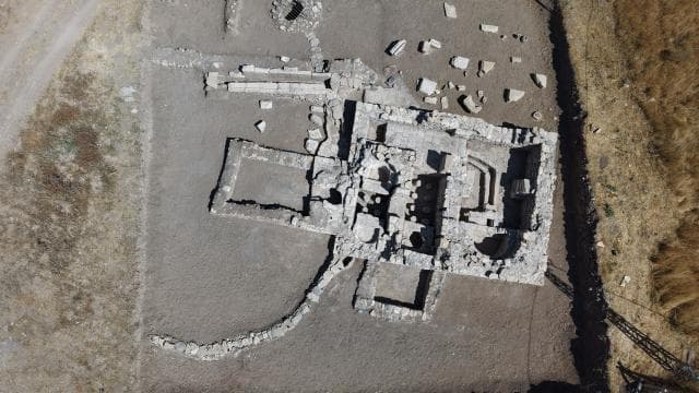 Elazığ'da mozaik bulunan tarlada Roma villası ortaya çıktı