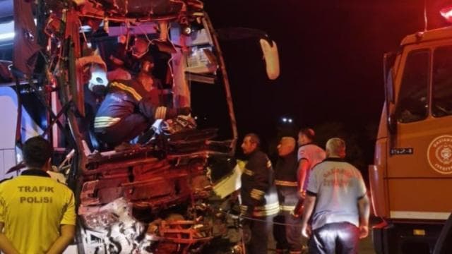 Gaziantep'te otobüs ve tır çarpıştı: 2 ölü, 22 yaralı