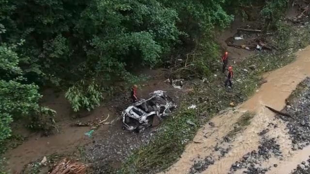 Giresun'da şiddetli yağış sonucu araç dereye düştü, 2 kişi kayboldu