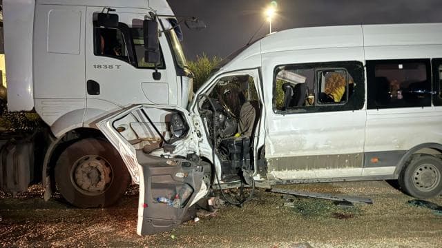 Hatay'da servis minibüsü ve tır çarpıştı: 1 ölü, 14 yaralı