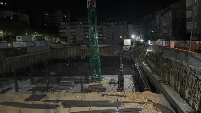İstanbul Sultangazi'de inşaat alanında toprak kayması meydana geldi