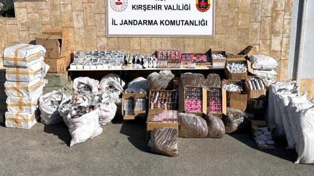 Kırşehir'de kaçakçılık operasyonunda 5 bin 23 ürün ile 500 kilogram çay ve tütün ele geçirildi