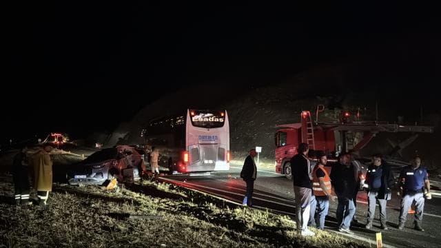 Erzincan'da yolcu otobüsü ve SUV çarpıştı: 1 ağır yaralı, 7 kişi yaralandı