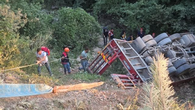 Sakarya'da ağır yük aracı devrildi, sürücü hayatını kaybetti