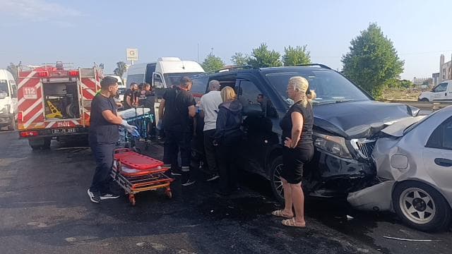 Antalya'da 6 aracın karıştığı kazada 17 kişi yaralandı
