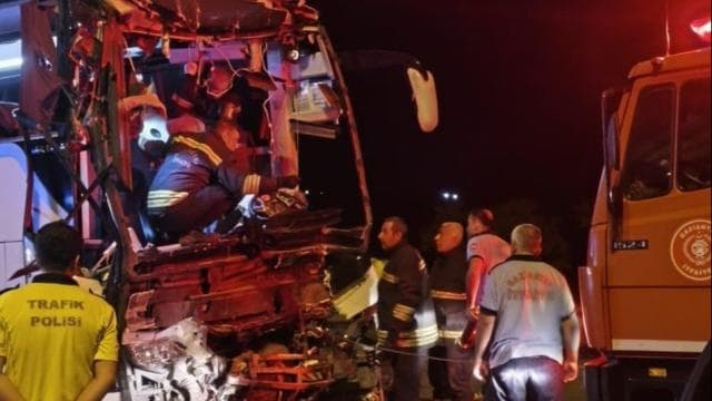 Gaziantep'te yolcu otobüsü tıra çarptı, 2 ölü 17 yaralı