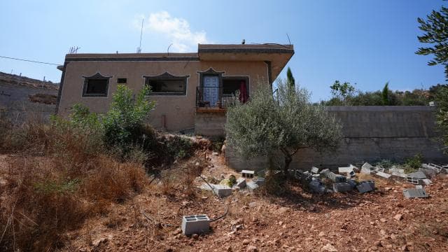 İsrail, Filistinli ailelerin evlerine saldırıyor