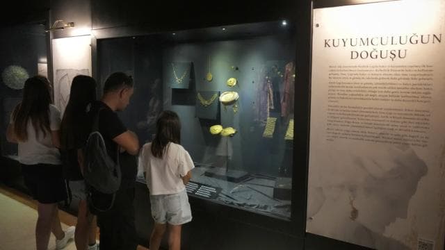 Ankara'da 12 bin yıllık takı sergisi açıldı
