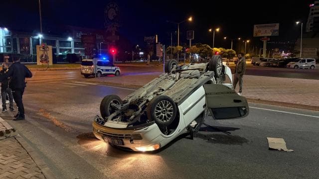 Kamyonla çarpışan otomobil takla attı, yaralanan yok