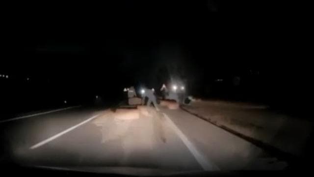 Traktör sürücüsü, kazayı fark ettirmek için yola saman balyası koyarken otomobil çarptı