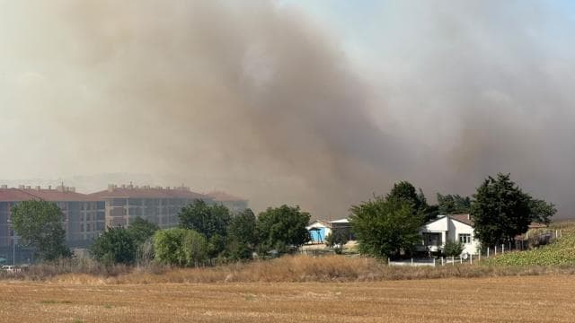 Silivri'de tarlada çıkan yangın yerleşim alanına yaklaştı