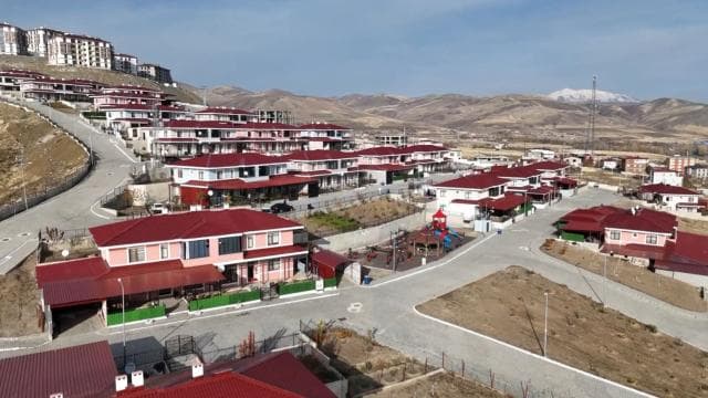 Ahıska Türkü aileler Ahlat'taki yeni evlerine taşınıyor