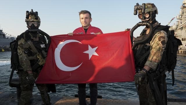 Selçuk Bayraktar, SAT ve SAS komandolarıyla buluştu