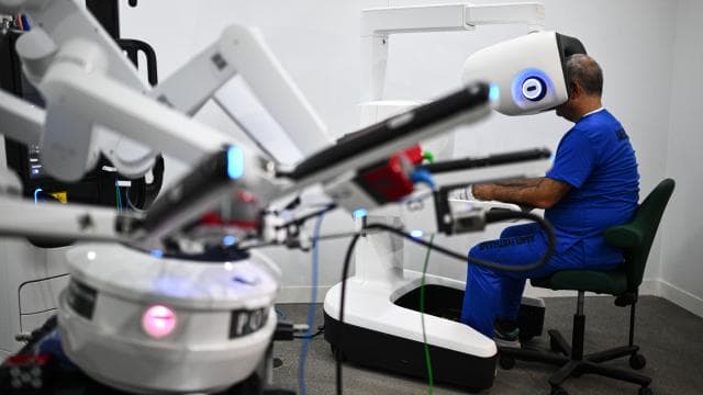 TCG Anadolu'da robotik cerrahi denemesi yapıldı