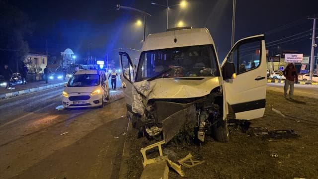 Bartın'da minibüs ve hafif ticari araç çarpıştı, 21 kişi yaralandı
