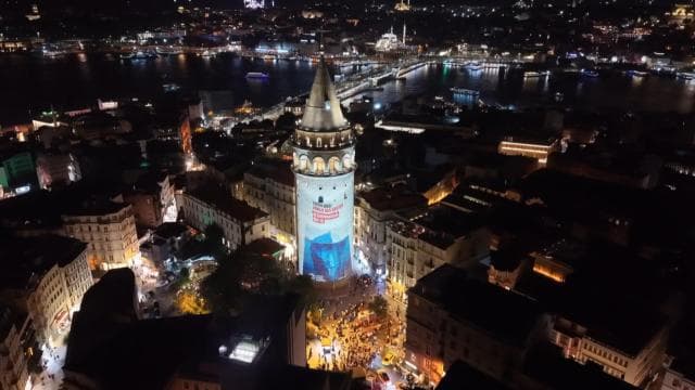 Dezenformasyonla mücadele mesajları Galata Kulesi'nde sergilendi