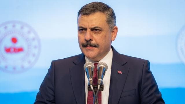 Bakan Çiftçi, motor yağı dökülen yola toprak taşıyan polise teşekkür etti