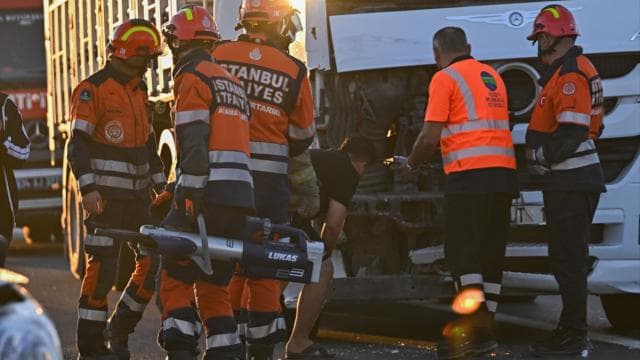 Tırın çarptığı hafif ticari araç 30 metre sürüklendi, 6 kişi yaralandı