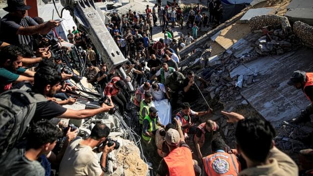 Gazze'de İsrail'in saldırısında hasar gören bina çöktü, ölü sayısı 21'e yükseldi