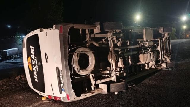 Van'da minibüs ve kamyon çarpıştı, 13 kişi yaralandı