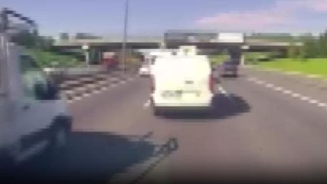 TEM Otoyolu'nda 3 aracın karıştığı kaza güvenlik kamerasında görüntülendi