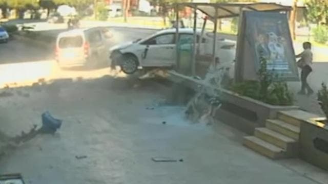 Antalya'da otomobil yayaya ve otobüs durağına çarptı