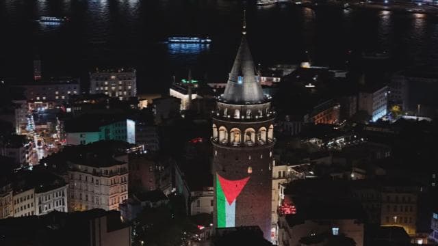 Galata Kulesi'nde Filistin bayrağı ışıklandırıldı
