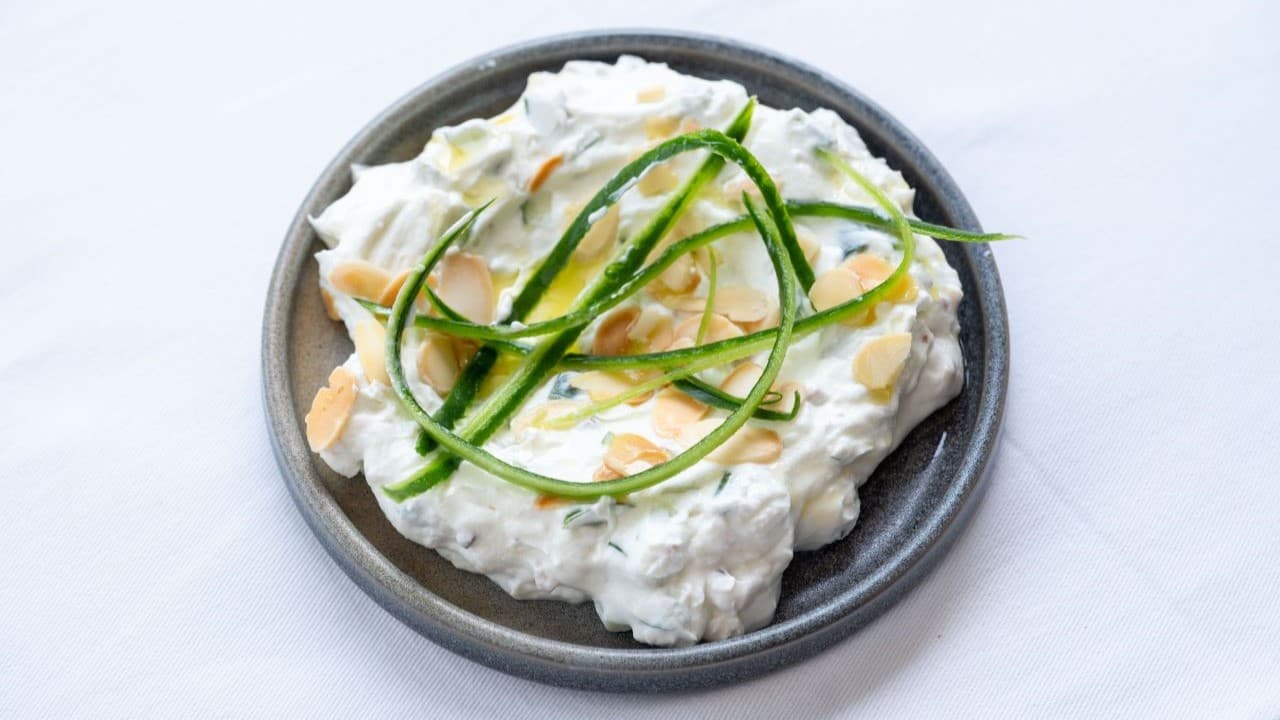 Buselik, meyhane kültürünü Ezel Akay ile gün ışığında yeniden yorumladı