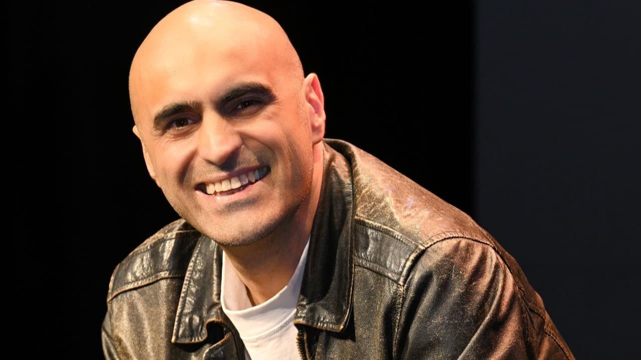 Alper Kul, tek kişilik oyunuyla izleyicileri derin bir yolculuğa çıkarıyor