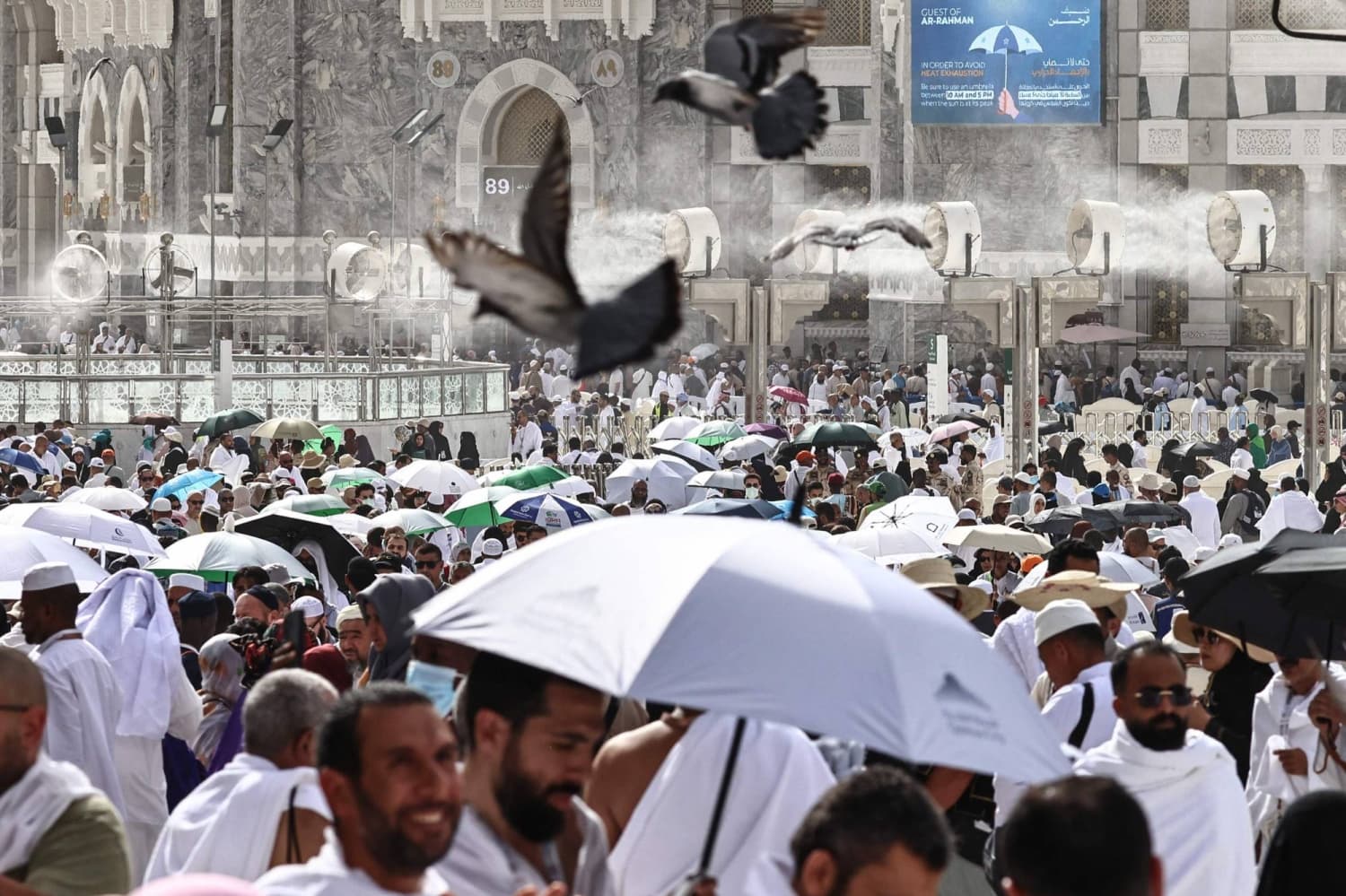 Hajj Pilgrims Combat Extreme Heat with Ice Cream and Fans in Mecca
