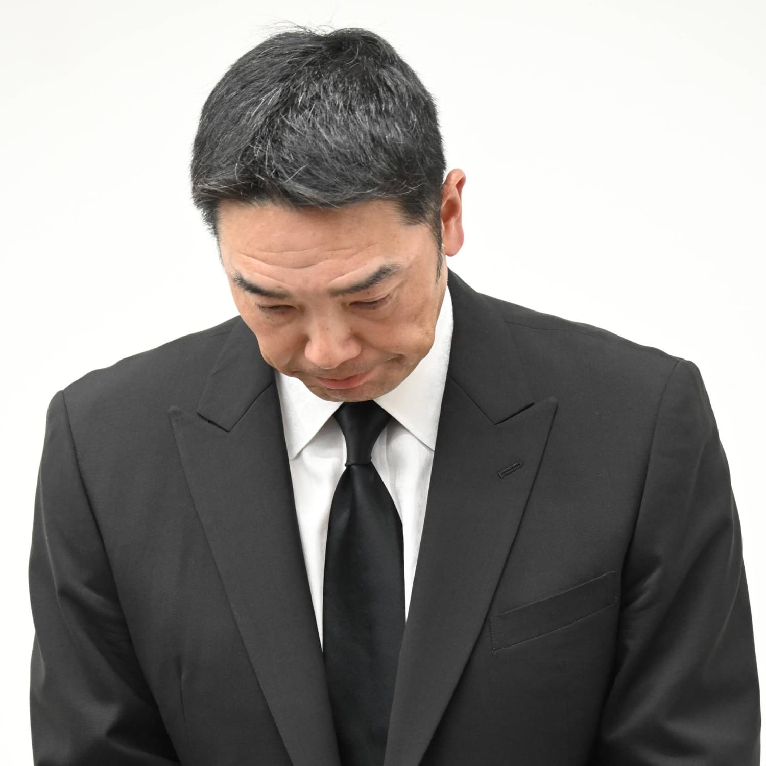 Shinnosuke Abe Steps Down as Giants Manager Amid Family Controversy