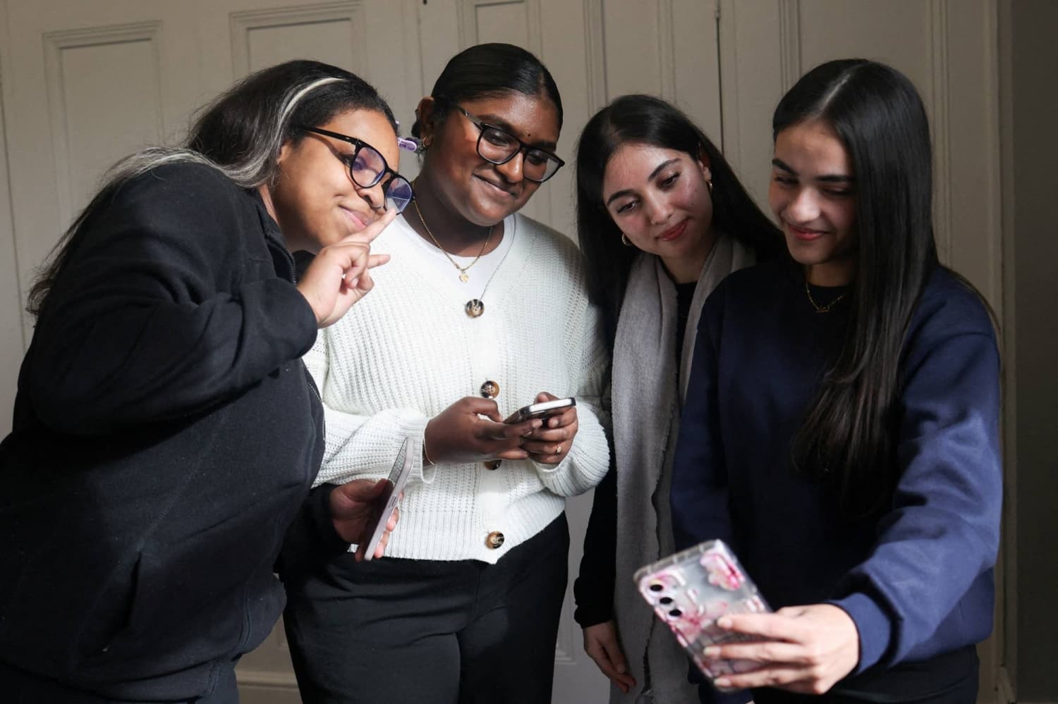 British Doctors Warn Social Media May Harm Children Like Smoking