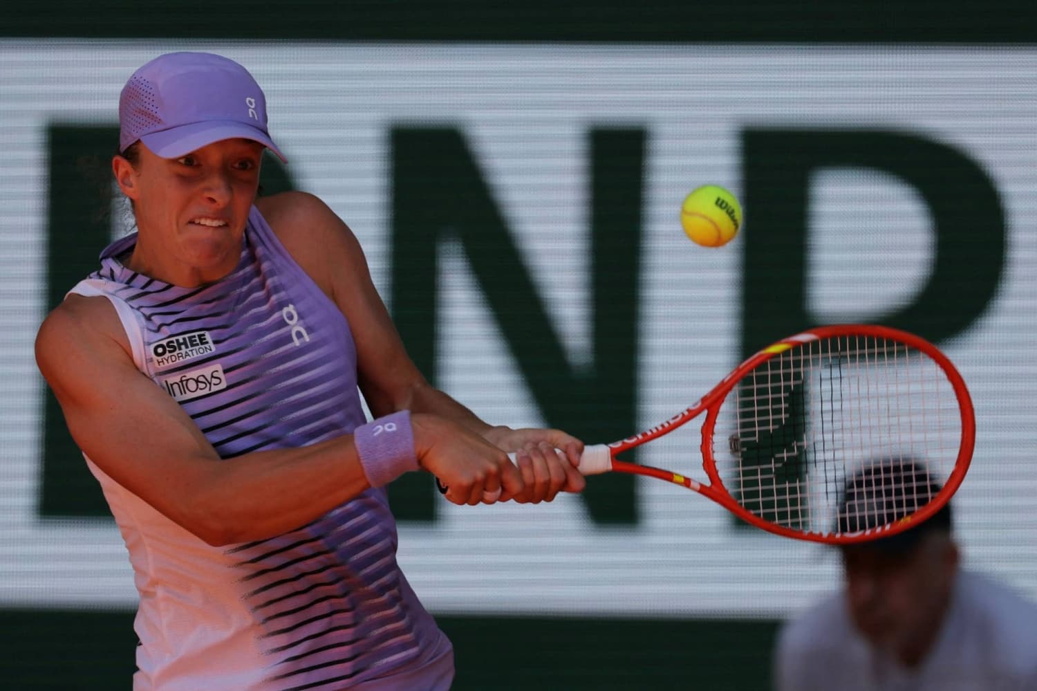 Iga Swiatek and Novak Djokovic Progress in Paris as Elena Rybakina Falters