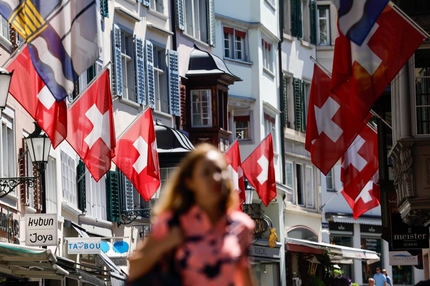 Switzerland to Vote on Population Cap of 10 Million, Raising Concerns Among Executives